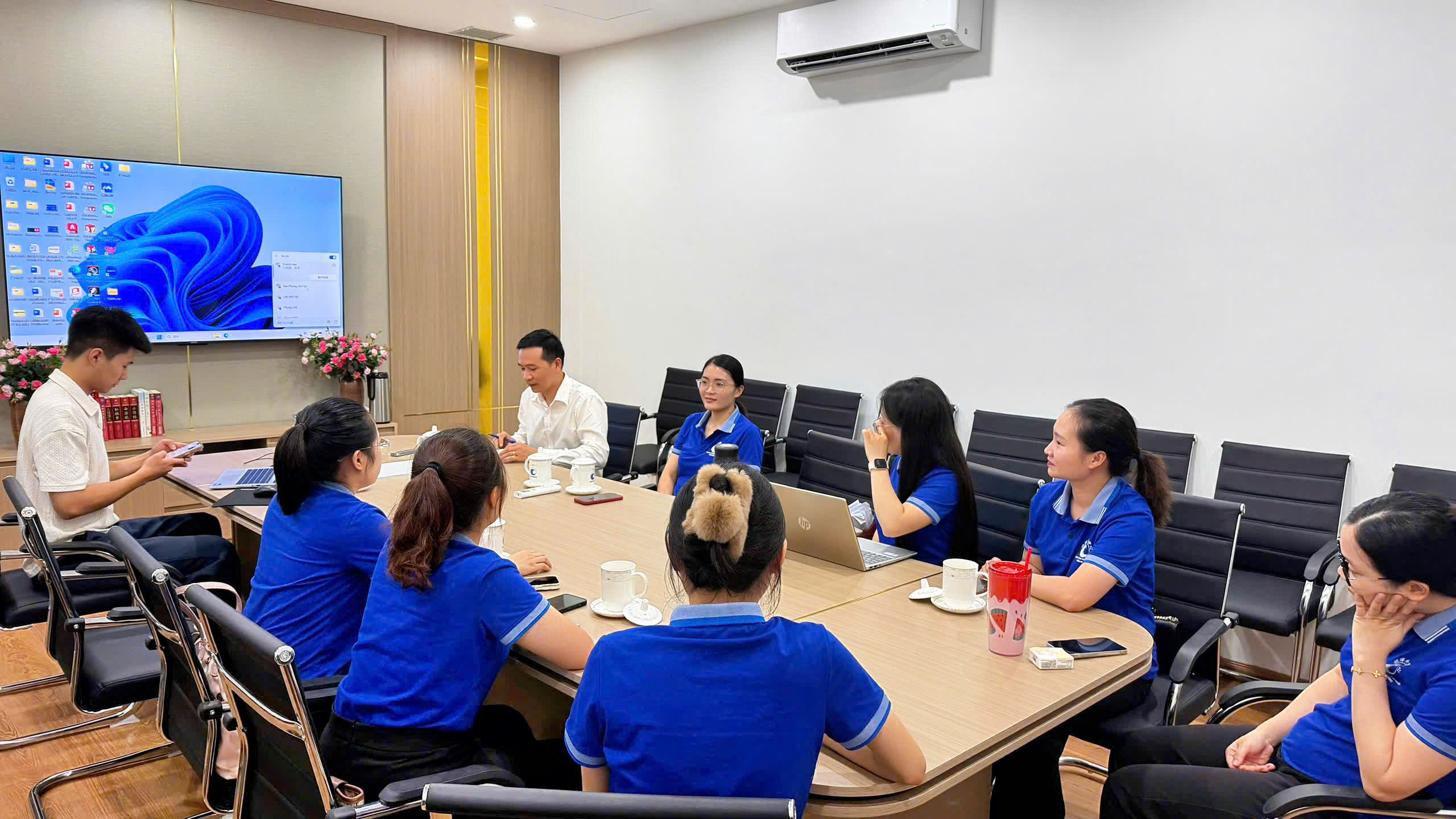 Giám đốc Điều hành Happy Work (Bắc Kinh) ông Chu Thượng An trao đổi trực tuyến với tập thể giáo viên Trung tâm Ngoại ngữ Viễn Dương về ứng dụng AI trong giảng dạy tiếng Trung<br>快乐工作(北京)运营总监周尚安先生在线与越南远洋外语中心教师团队交流人工智能在中文教学中的应用 3 1784345195792 1775739885887963199 374124873243183274 2942bdc5414373b08a87e1ec5680a640