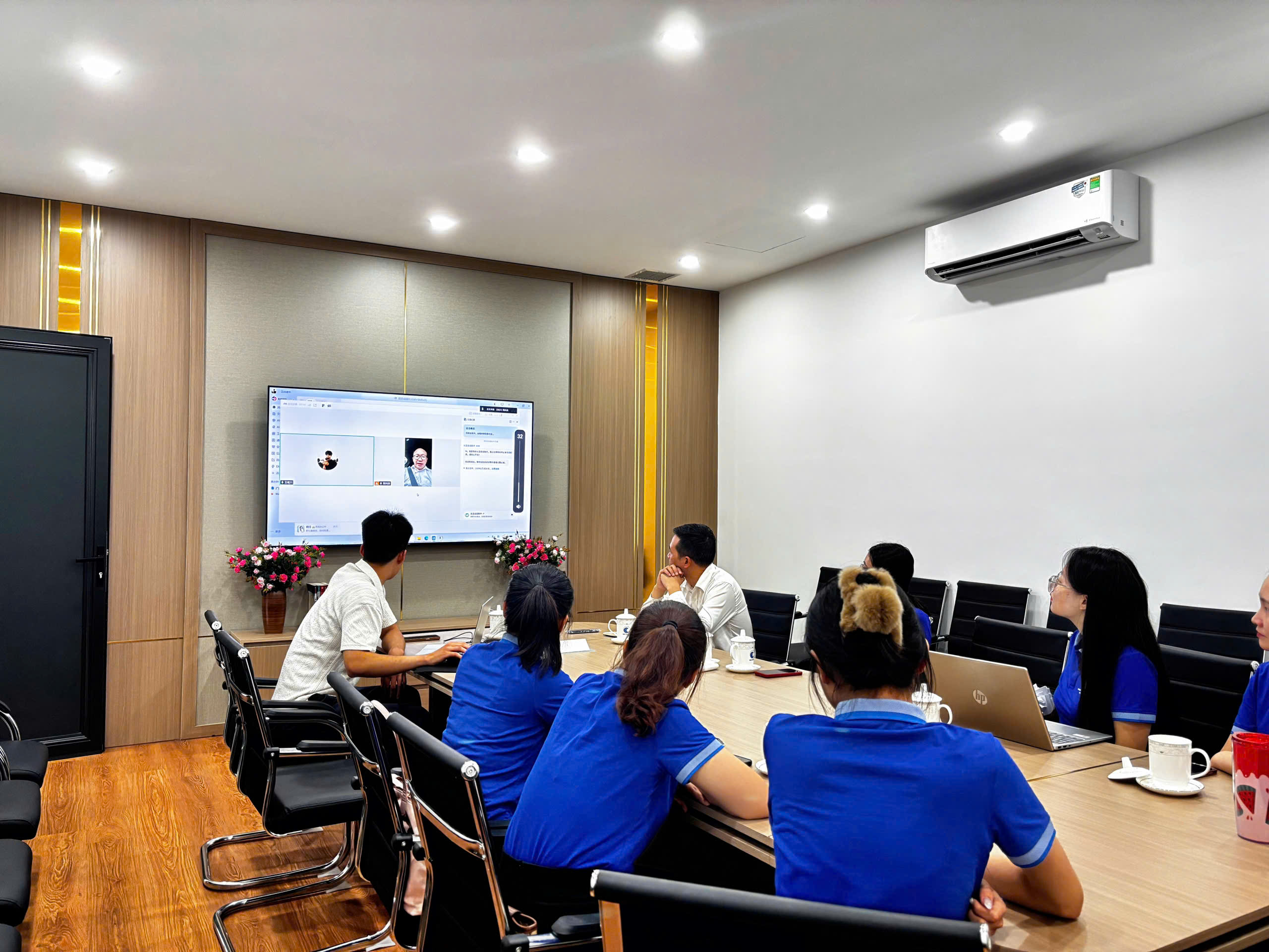 Giám đốc Điều hành Happy Work (Bắc Kinh) ông Chu Thượng An trao đổi trực tuyến với tập thể giáo viên Trung tâm Ngoại ngữ Viễn Dương về ứng dụng AI trong giảng dạy tiếng Trung<br>快乐工作(北京)运营总监周尚安先生在线与越南远洋外语中心教师团队交流人工智能在中文教学中的应用 1 1784345195818 1775739885887963199 374124873243183274 52a1c7f083a7068b0be5c1233957d05a